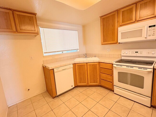 Foto del edificio - 3 bedroom Townhouse in a gated community