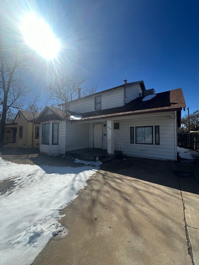 Building Photo - Spacious 4 Bedroom!