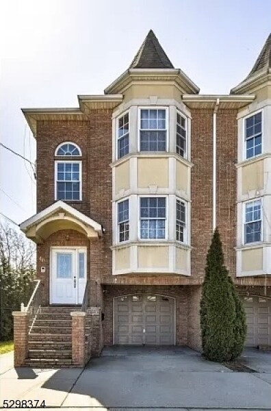 Building Photo - 740 Trumbull St