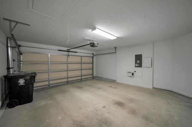 Building Photo - 10495 SW West Park Ave