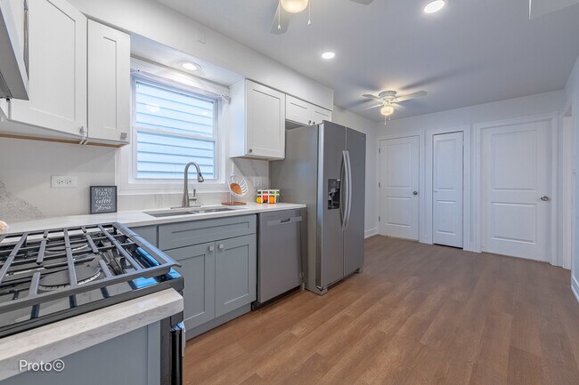 Foto del edificio - 4634 N Hamlin Ave