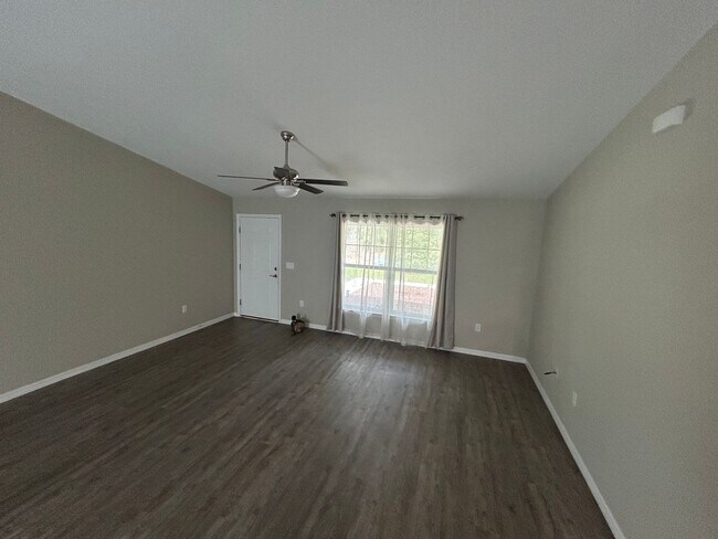 Building Photo - Rainbow Acres 3/2 Large Lot and Garage