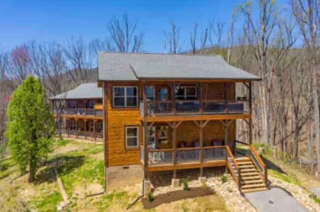 Building Photo - 910 Pine Cone Way