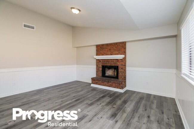 Building Photo - 440 E San Pedro Ave