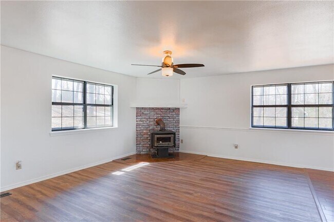 Building Photo - 8030 Valleyview Ln
