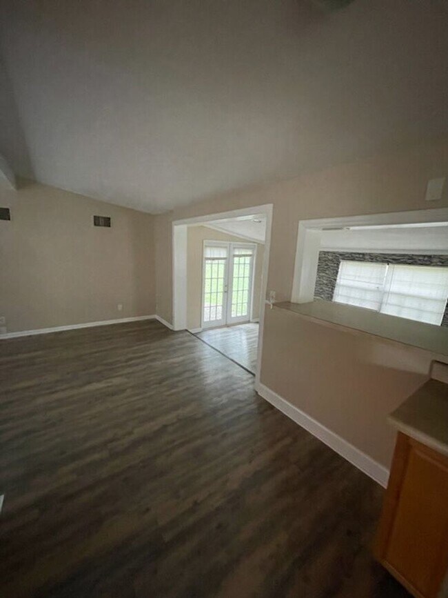 Building Photo - Three Bedroom One Bath Home in  South Lake...