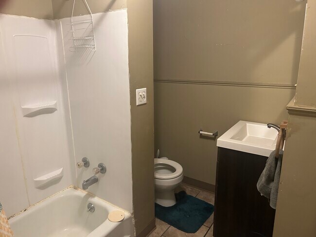 Baño - 305 N Lowell Ave