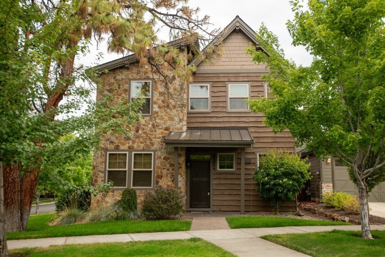Primary Photo - Gorgeous 3 bedroom plus office and loft ho...