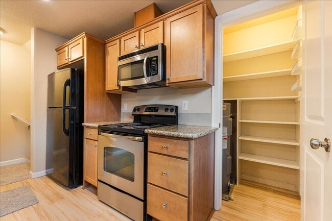 Building Photo - Modern Townhome Near the Willamette River