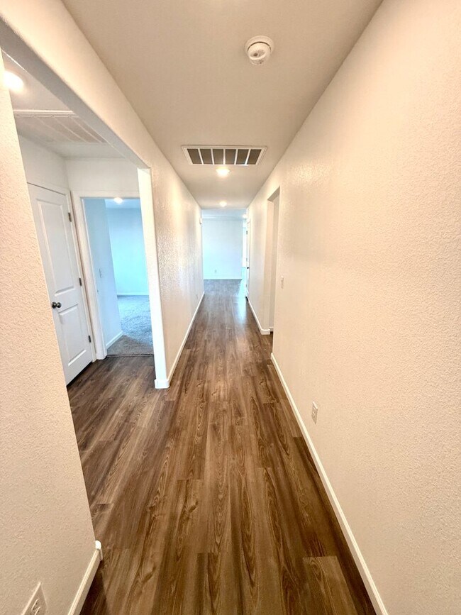 Foto del edificio - Spacious 4 Bedroom Home with Solar & Modern Upgrades- Available Now!