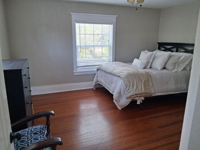 Building Photo - 321 Wisteria Rd