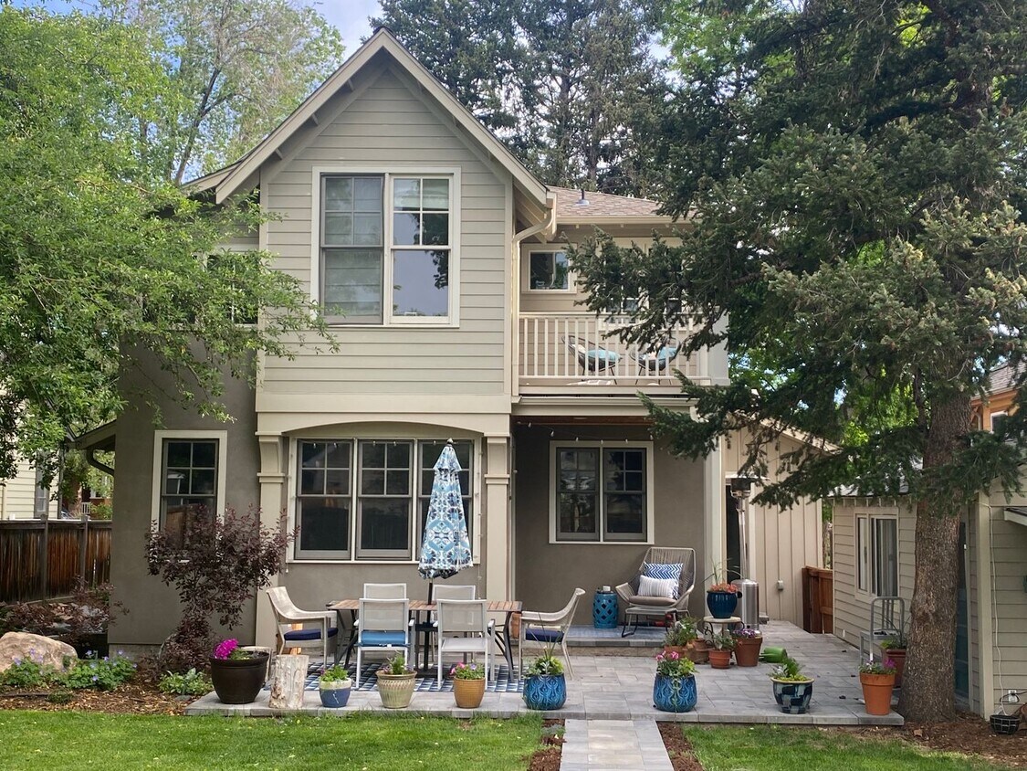 Primary Photo - FULLY FURNISHED 4 BED/2.5 BATH HOME IN BOU...