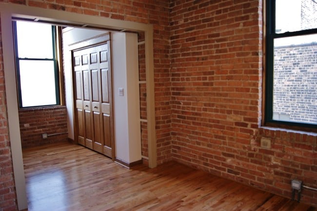 Building Photo - 216 N May St