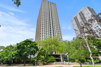 Building Photo - 1960 N Lincoln Park W