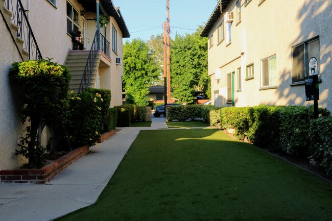 Building Photo - Coldwater Canyon Apartments