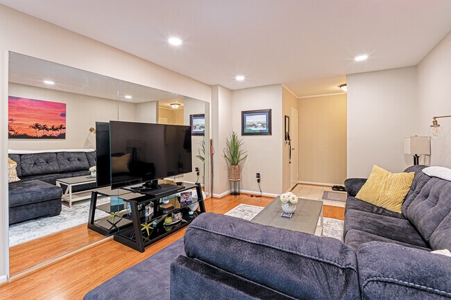 Building Photo - 2037 Royal Fern Ct