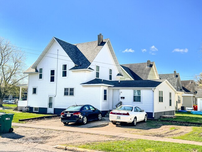2 Blocks from campus - off street parking - 205 S Hyland Ave