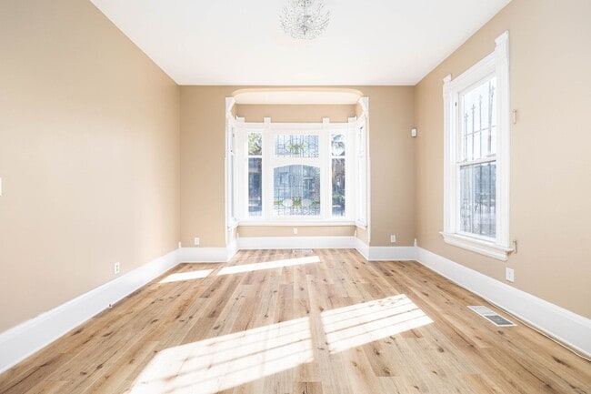 Building Photo - Beautiful 2bed/2bath Victorian style home with extra room for an office and bonus attic room!