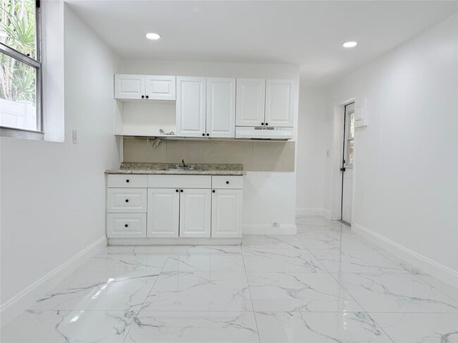 Building Photo - 1850 Rodman St