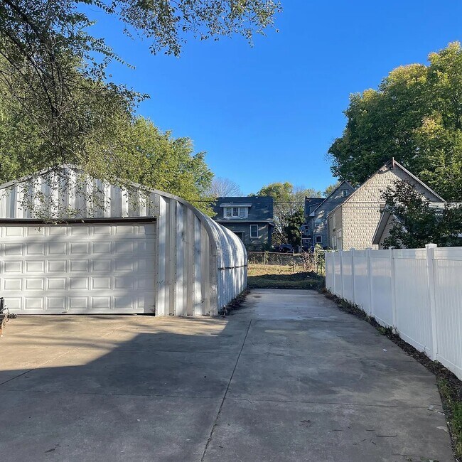 Foto del edificio - 1105 E Kansas St