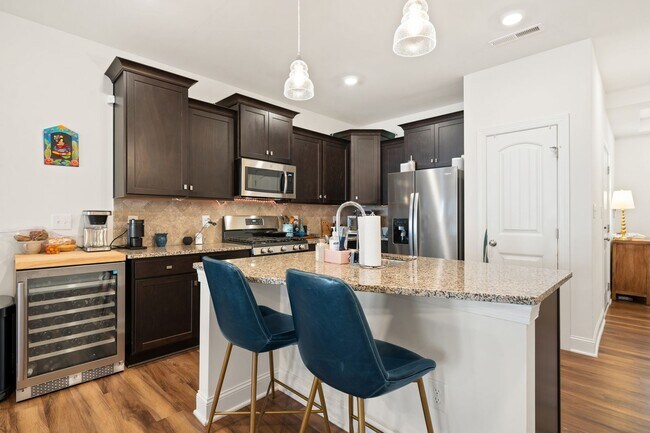 Building Photo - 3be / 2.5ba Easy Access to Duke Townhouse