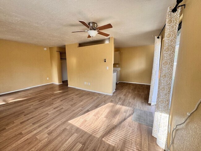 Foto del edificio - 2 Bedroom 1 Bathroom Duplex Located on the Bench