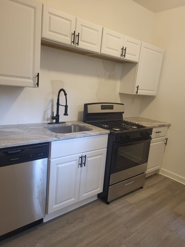 Building Photo - Newly renovated 2 bedroom in Hazelwood! Av...