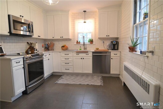 Building Photo - 71 Silvermine Ave