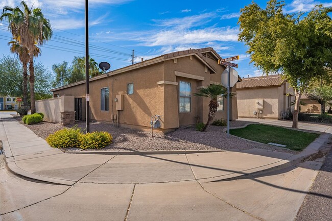 Foto del edificio - Spacious home with a back yard