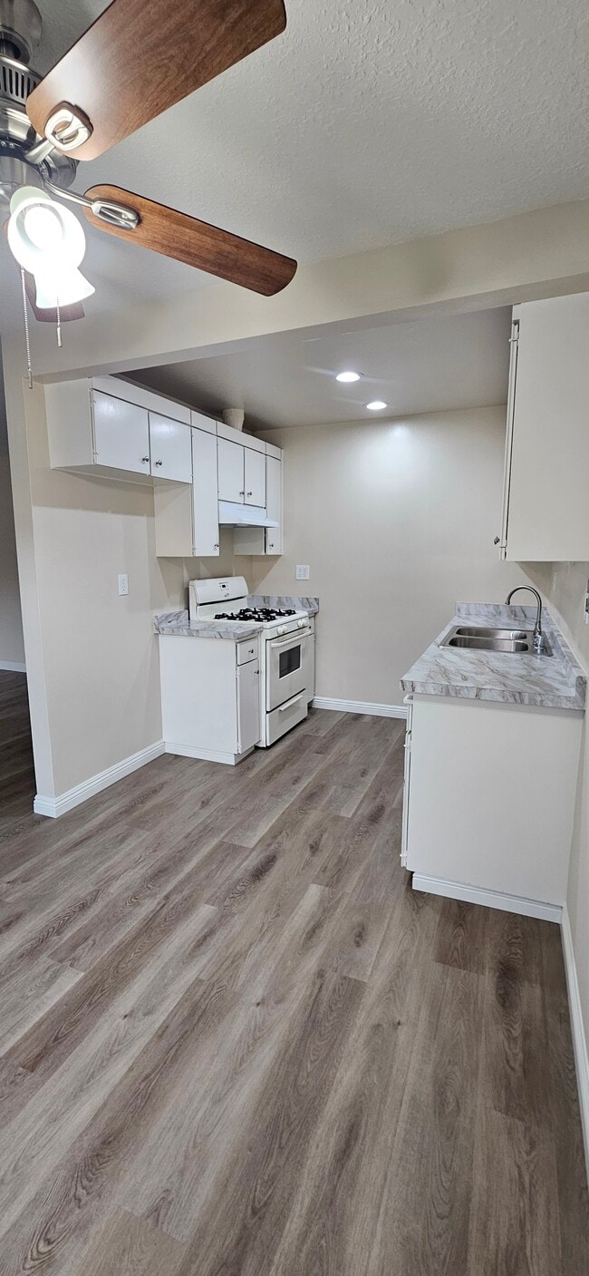 Building Photo - Puerta Madera