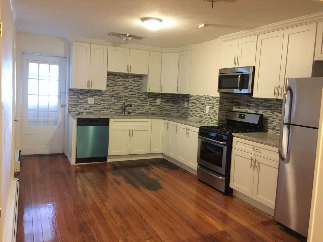 Primary Photo - Spacious 2 Bed Right In East Boston