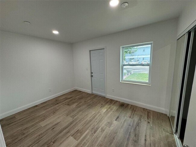 Foto del edificio - 2200 NE 173rd St