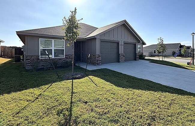 Building Photo - 1202 Lexington Dr