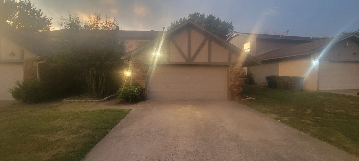 Primary Photo - South Tulsa 3 bed UNION Schools Duplex.