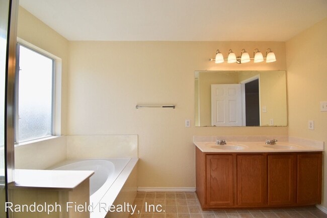 Building Photo - 4 br, 3 bath House - 120 TOWER BLUFF