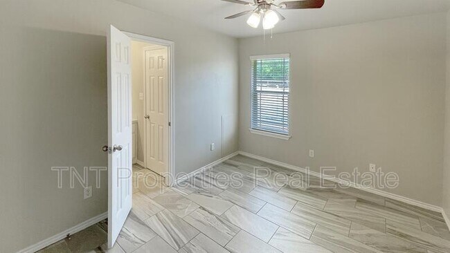 Building Photo - 9869 Risky's Ranch Drive