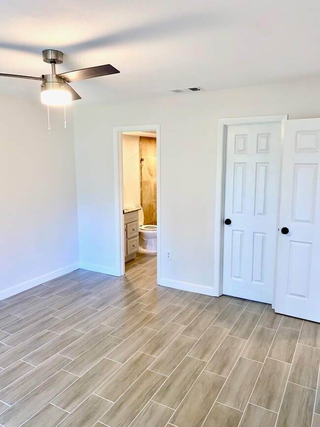 Building Photo - 5340 Royal Palm Ave