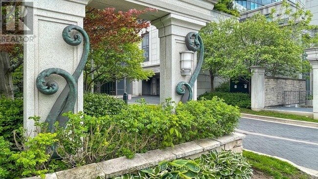 Building Photo - 15 Greenview Ave