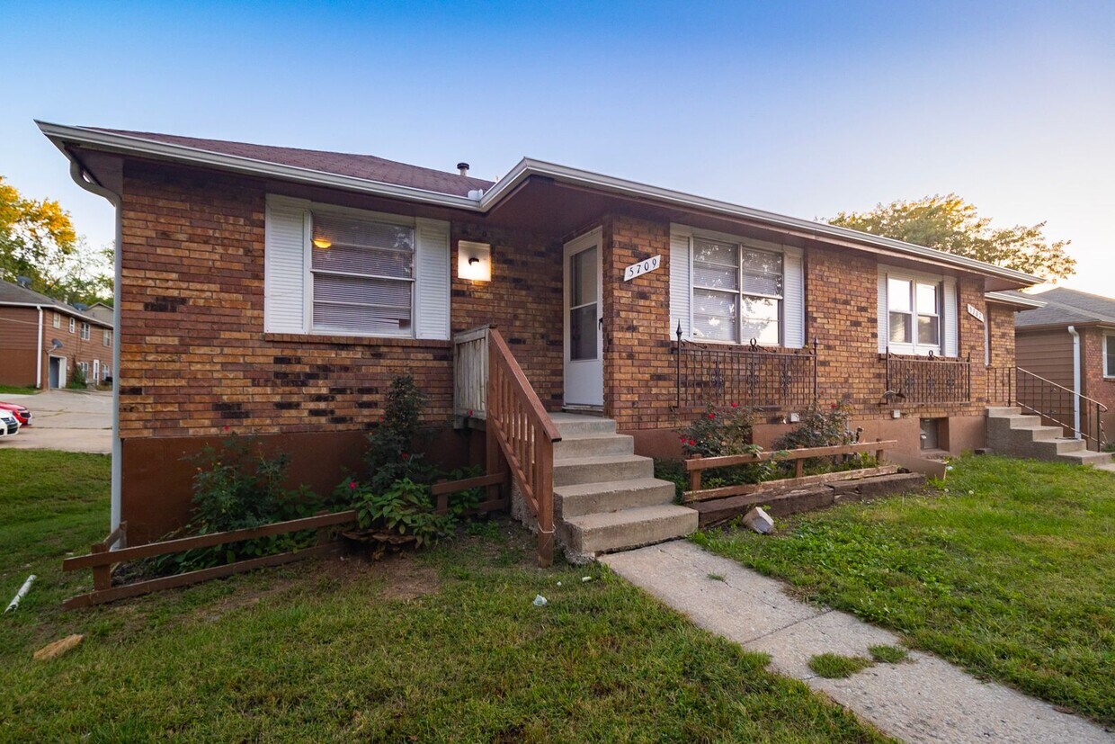 Primary Photo - 5707-5709 NE 51st Street