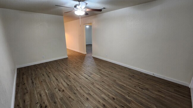 Zona de estar que comunica con la cocina y los dormitorios. - 1110 Circle M Dr