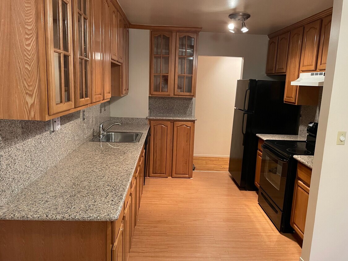 Kitchen - 1305 Boulevard Way
