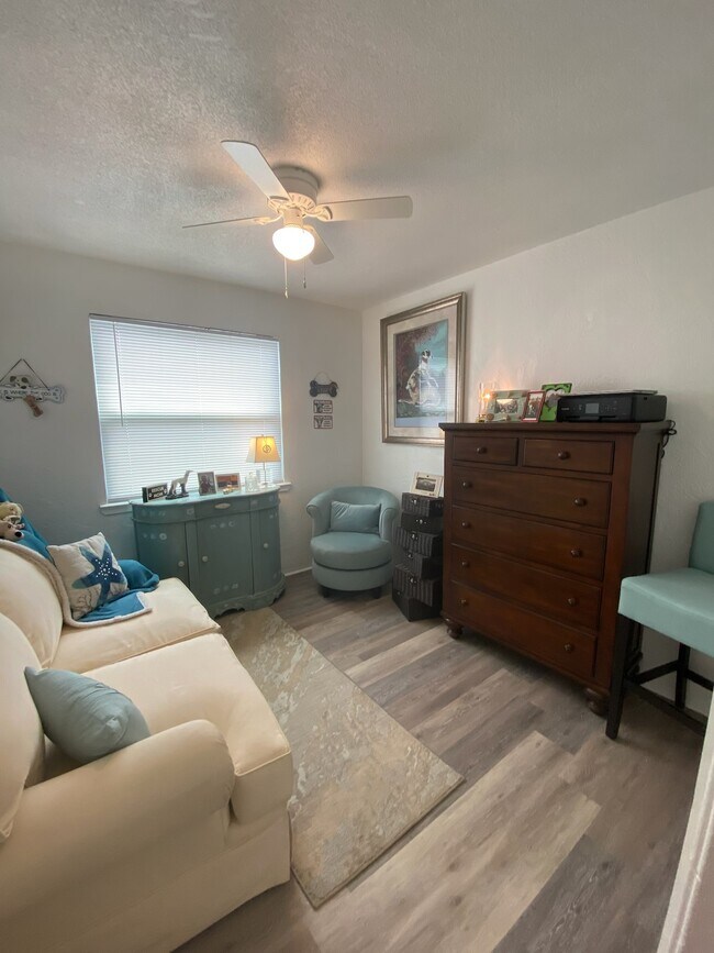 Foto del edificio - 2417 N Oleander Ave