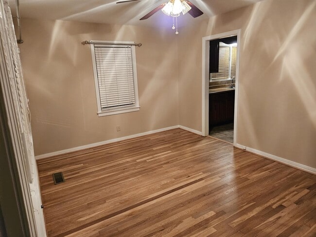 Foto del edificio - 2832 Clyburne St