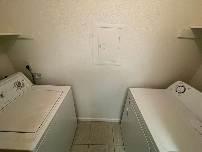 Building Photo - 2 Bedroom and 1 Bathroom South Reno Condo