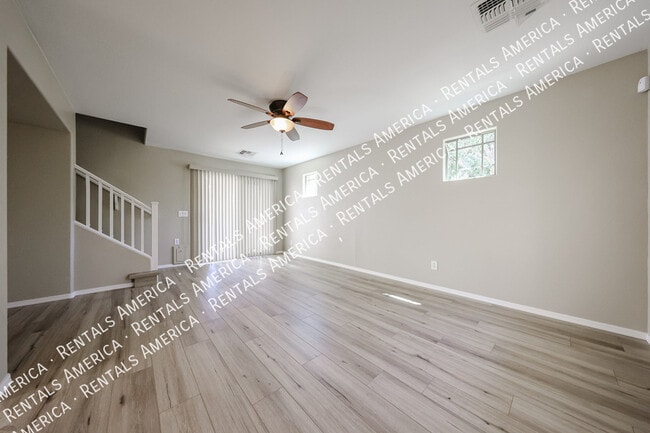 Foto del edificio - 2472 E Boston St