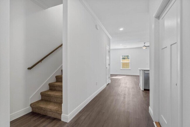 Building Photo - 533 Hill Ln