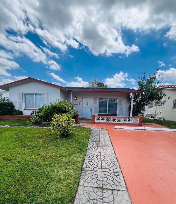 Foto principal - 8600 NW 57th Pl