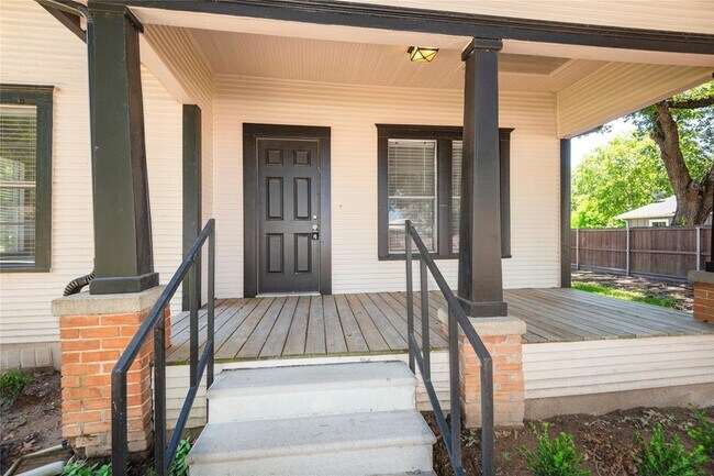 Building Photo - 307 S Crockett Street