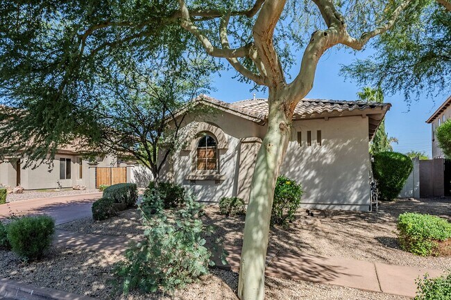 Foto del edificio - Stunning 4 bed 2.5 bath home with pool, in...