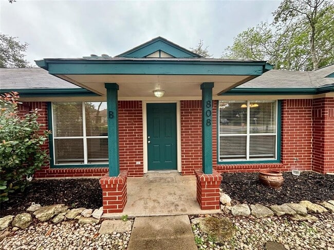 Building Photo - 808 Lone Star Dr